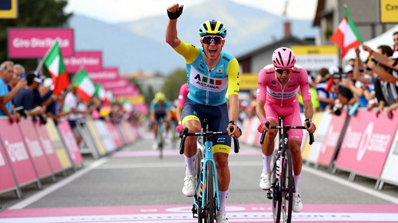 Ciclista de azul e amarelo festeja vitória numa corrida, ultrapassando um ciclista vestido de rosa.