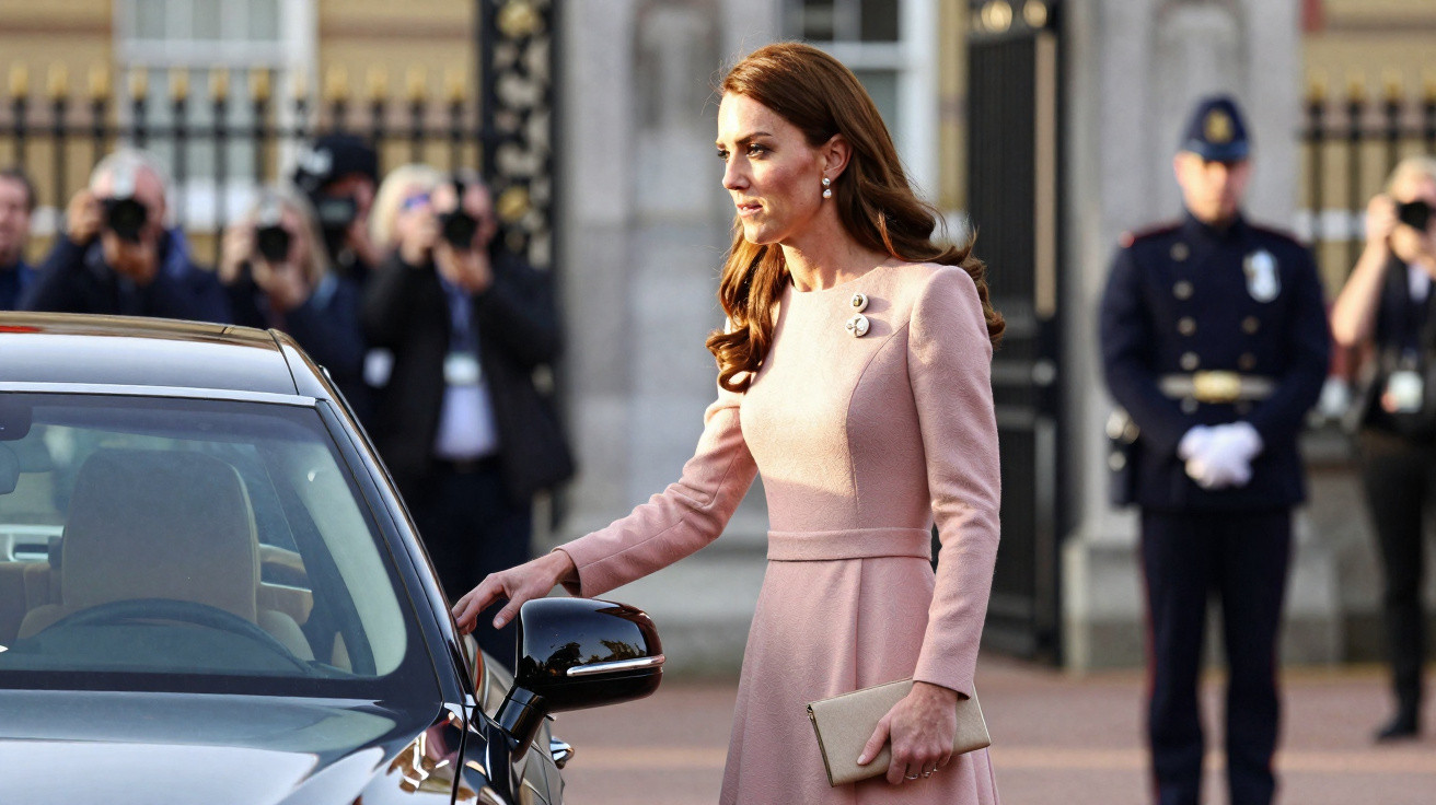 Mulher elegante em vestido cor de rosa abre porta de carro preto com fotógrafos e polícia ao fundo.