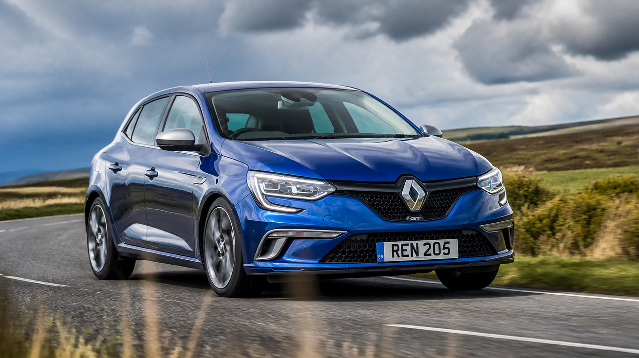 Carro Renault Clio azul a conduzir numa estrada sinuosa em zona rural sob céu nublado.